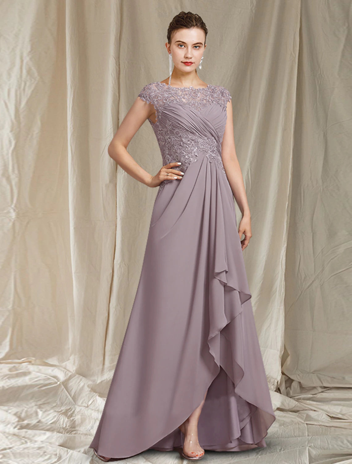 Abito da madre della sposa a trapezio, elegante, con scollo a V, asimmetrico, lunghezza al pavimento, in chiffon, pizzo, maniche corte, con pieghe e applicazioni di paillettes.